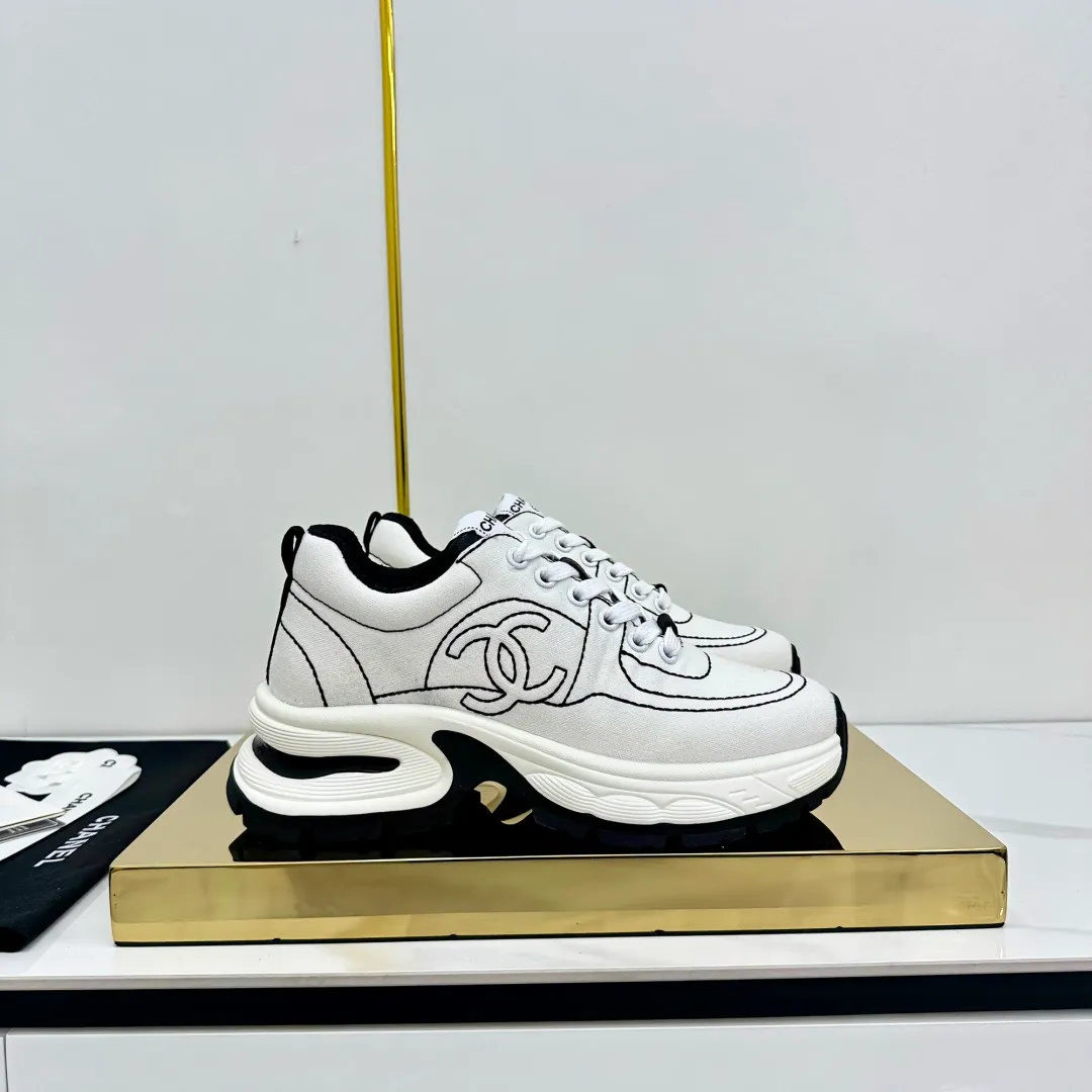 👟👟Ex-factory price 680👟👟 Upgraded version, upgraded version, upgraded version! No rebuttal accepted! ! ! ! Chanel Chanel panda shoes! 2025 counter's top casual sports shoes. This classic design; the upper is electro-embroidered with a variety of techniques; the outsole is fashionable and sporty; the unusual inclusion of a variety of color matching elements... The diversified mix and match is very good-looking and versatile, and can be used for leisure, fashion, sports, and outdoor... ꫛꫀꪝ Go➫ Materials: ❶Upper made of: original imported first-layer silk cowhide + original waterproof cloth + original first-layer cowhide ❷Inner lining: Original Yangli+Net ❸Outsole based on: Original TPU combination outsole Counter boutique packaging complete set for women 35–41 👉 👉 👉 👉
